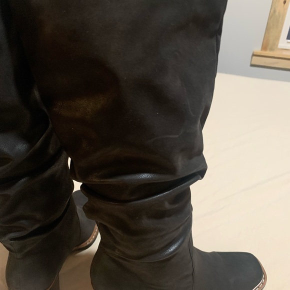 Black ruched boot. - Picture 6 of 7